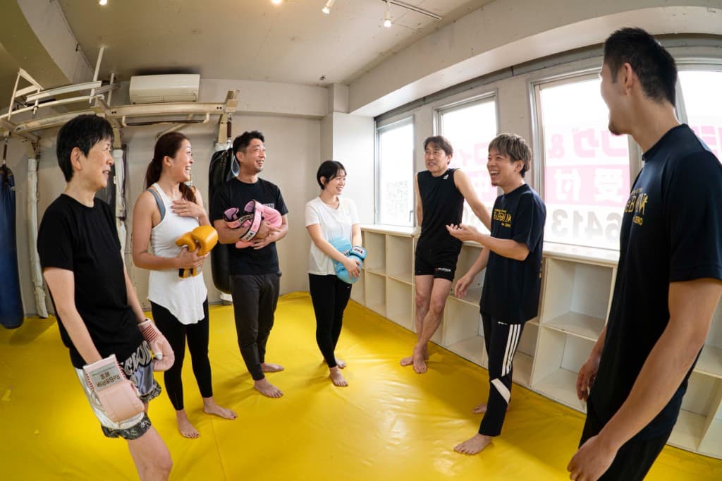 会員同士が輪になり楽しく談笑している様子