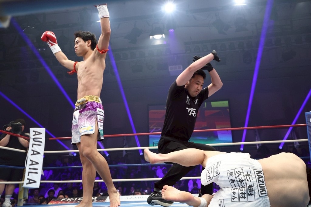 K-1 REVENGEの試合で1R KO勝利を収め、リング上で両手を上げるReBORN経堂所属選手
