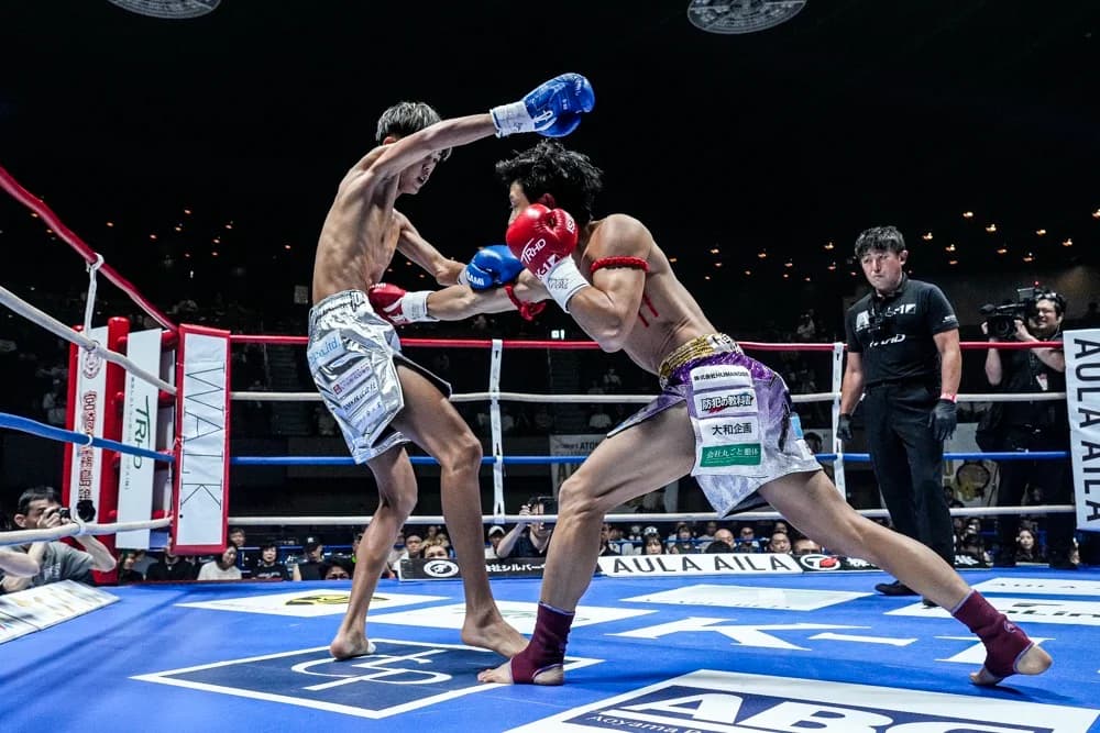 K-1 WORLD MAXのリング上で激しく打ち合う選手の様子