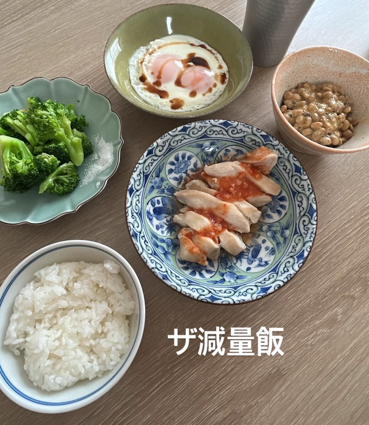 池田選手が実践する減量食。ご飯、鶏胸肉、野菜、卵、納豆をバランスよく並べた一食